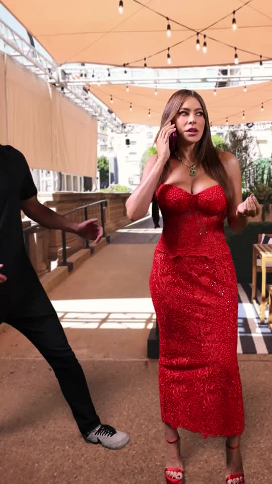 Backstage w/ @Sofia Vergara 