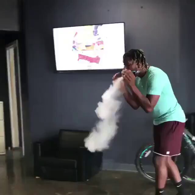 Science girl - The air in the middle of smoke rings moves faster, so the pressure th...