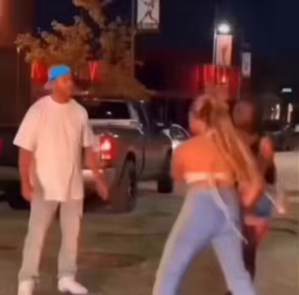 Meme King - She has no clue how much of a gentleman this man was being 😂